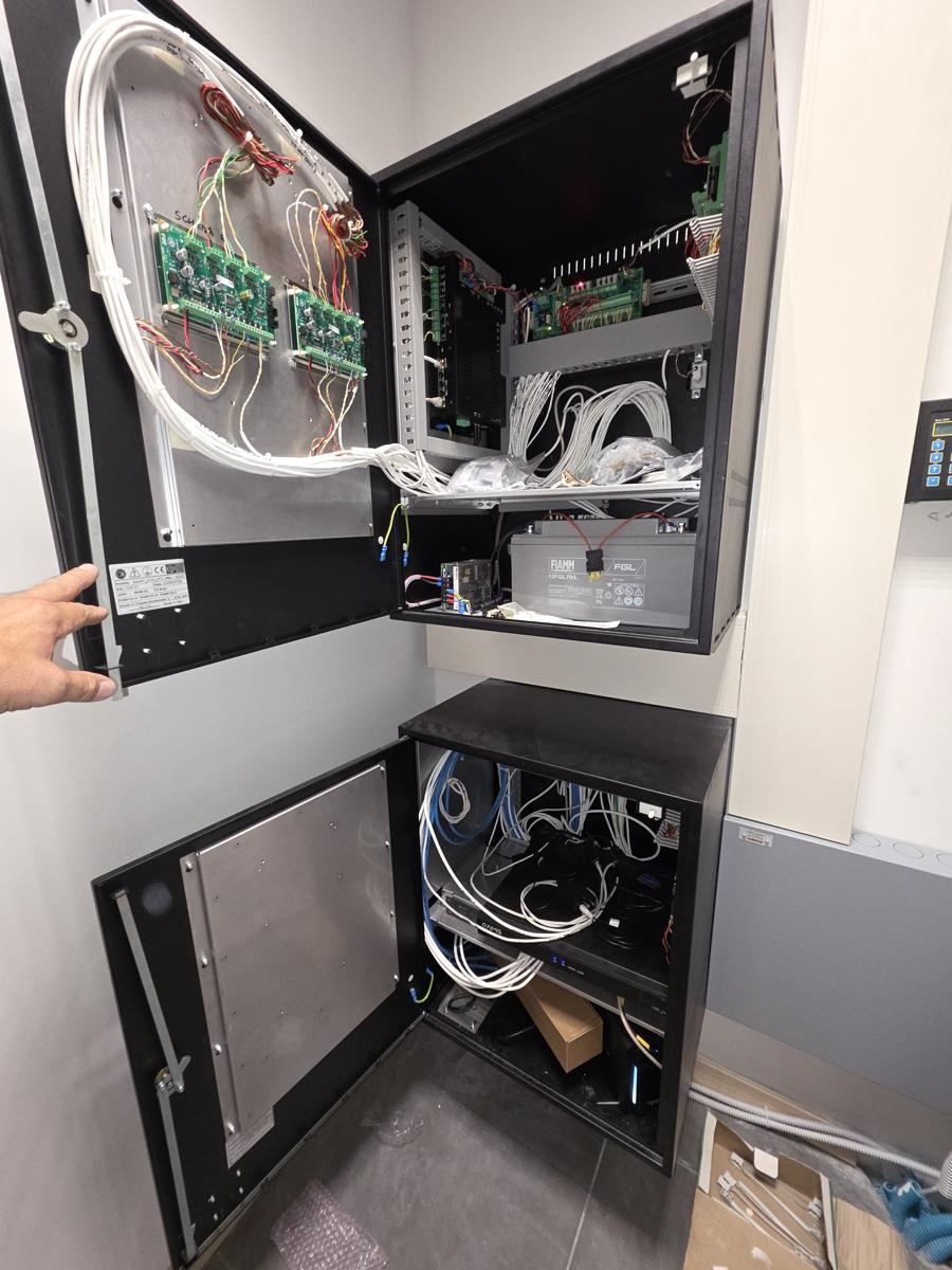 Armadio con centrale antintrusione, rack dati e batterie tampone