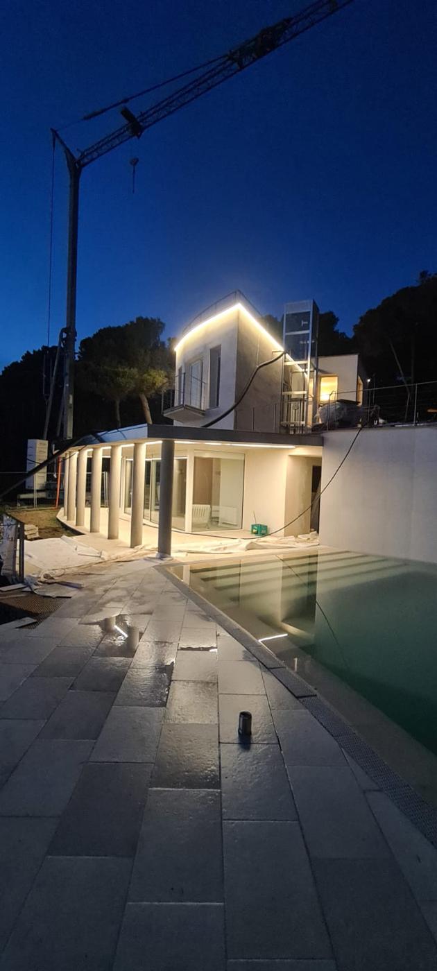 Villa con illuminazione LED esterna di notte